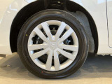 スチールホイールのスタイリッシュなホイールカバーがついています!