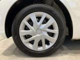 スチールホイールのスタイリッシュなホイールカバーがついています!