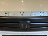 N-VANの車名を大胆にレイアウト。タフな印象の表情に仕上げます。