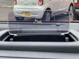 ヘッドアップディスプレイは必要な情報を運転視界で確認できます。お好みで格納・展開が可能です。