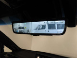 デジタルインナーミラー付き。後方視野角が広く、後席に同乗者がいても後方を確認しやすく安心です。
