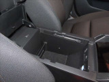 アームレストはセンターコンソールになっており中に小物も収納可能です☆