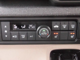 オートエアコンを標準装備。温度設定をしておけば風量・吹出し口を自動で調整してくれます。2段階の温度調整ができる運転席・助手席シートヒーターも装備しているので、冬場のドライブも快適です。