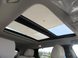 こちらが電動パノラマサンルーフになります。この写真からも開放感が伝わってくると思います!伝わらない場合はぜひご来店いただいて、体感してみてください!