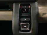 シフトはセレクトレバーのなくなったエレクトリックギアセレクターになっています。