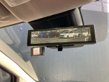 スマートルームミラー:車両後方のカメラ映像をミラーに映し出しので、車内の状況や、天候などに影響されず、いつでもクリアな後方視界が得られます。