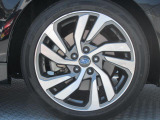 18インチ純正アルミホイール。 タイヤサイズは225/45R18。納車時に新品タイヤ4本を交換致します。