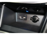 小物の収納に便利なセンタートレイには携帯等のデバイスの充電可能なUSB出力電源付です。