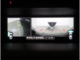 オプションのフロントビューモニターも装備されサイドビューモニターの映像と共に運転をサポート!!