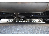 車両後方からの下回りです。マフラー防錆塗装や下回り防錆施工等も可能でございます