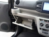 グローブボックスは充分な収納スペースになっております☆
