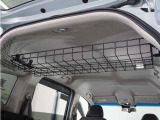 ルーフラック装備です!衣類や毛布などを収納でき、ラゲッジルーム上部の空間を有効活用できます。