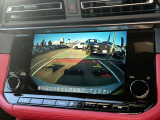 バックモニター装備で後方がクリアに見えるので駐車時も安心です。