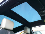 ルーフはPLaY専用のパノラマルーフ!