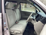 フロントシートはベンチシートです。ベンチシ―トは運転席と助手席の移動もスムーズ!狭い駐車場での乗り降りに便利です。シートの間にコンソールボックスやドリンクホルダーがないため、車内空間も広く感じます