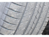 タイヤの残り溝の状態の写真、当店での実測で4mmほどの残り溝