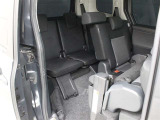 3列シートの7人乗りです。