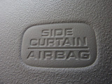 サイドカーテンエアバックシステムは、側面衝突時に大人から子供までさまざまな体格の乗員の頭部や頚部を広範囲で保護。特にセンターピラーへの頭部衝突を防ぐ展開性能を実現しています。