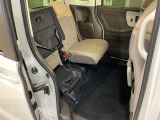 後席のシートをスライドさせると、広い荷室空間が生まれます。