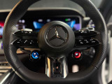 AMGパフォーマンスステアリング付き。手元の丸いダイヤルで様々なモード切替が可能です。