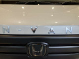 N-VANの車名を大胆にレイアウト。タフな印象の表情に仕上げます。