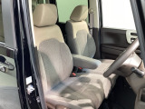 運転席、助手席☆ともにゆとりのある空間となっております♪