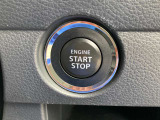 キーレスプッシュスタートシステムはカギを出さずにエンジン始動が可能です。 *ブレーキを踏んでボタンを押すと、エンジンがかかります。