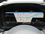 運転に必要な情報をグラフィカルに表示し、少ない視線移動で瞬時に認識できる先進的な液晶メーター。こちらはナビゲーション情報と連携する「地図画面」になります。