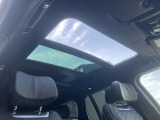 【スライディングパノラミックルーフ 】室内全体が明るくなり開放感のある車内!ゆったりと過ごせる車内を演出!