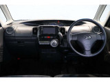 操作性に優れた運転席となります!小物入れや各ボタンの配置にこだわり、使いやすいです!座り心地もよく視認性も良好なのでロングドライブもお任せ下さい!
