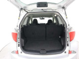 トランクも十分なスペースがありますね。背もたれを倒すとトランクのスペースアップができます。