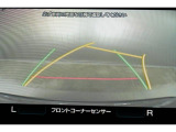 後方の視認性を高めるリアビューカメラを搭載。ガイドラインはステアリングの動きと連動しますのでよりスムーズな車庫入れが行えます。