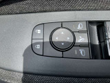 電動格納式ドアミラーです。自動格納コントローラー付きで、ドアロックすると閉じてe-POWER起動で開きます。ドアロックの状態もひと目でわかります。