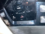 パノラマルーフは調光機能付き。ヘルプネットのスイッチとともにマップランプ付近に設置されています