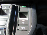 電子制御パーキングブレーキやオートブレーキホールド、ECONモードボタンなど、より運転を便利にする機能を装備しております!