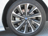 純正18インチアルミホイール。 タイヤサイズは225/45R18