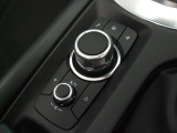 マツダコネクトを操作するコマンダーコントロールです。運転中に自然と手の触れる位置に配置されています。