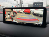 360度ビューカメラを搭載。4方の小型カメラの映像を処理し、車両真上からの映像に変換しています。
