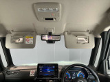 両席のサンバイザーにはバニティーミラーも付いています。身だしなみチェックには欠かせません。