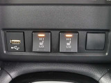 快適温熱シート(運転席・助手席)が装備されています。負担のかかりやすい肩や腰、冷えやすい下肢を効果的に温めてくれます。