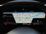 運転に必要な情報をグラフィカルに表示し、少ない視線移動で瞬時に認識できる先進的な液晶メーター。こちらはナビゲーション情報と連携する「地図画面」になります。
