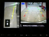 ギアを『R』に入れた後、カメラボタンを押すと、運転席から見えない左側面をナビ画面にうつしてくれるので、幅寄せや縦列駐車がし易くなります。