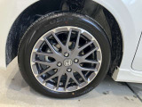 アルミホイール付!鉄ホイールと違って軽いので燃費にも影響してきます。ガソリンの高騰に少しは貢献します!デザインもさり気なく、スタイリッシュな感じとなっています。