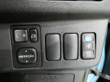 すれ違いに便利な電動格納ドアミラー付き!