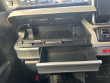 上下と2段階に分けられる大型のグローブボックス!車検証入れが楽々入る容量です♪