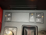 本革シートを快適に使うためのシートヒーターを装備しています。