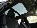電動パノラマ・ガラス・サンルーフはフレッシュエアーを取り入れるには最適な装備です。