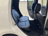 後部座席も乗り降りしやすく、長時間の運転でも快適に過ごすことができます!