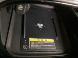 センターコンソールにはワイヤレス充電器を装備してます。Qi(チー)規格対応のスマートフォンなどを置くだけでワイヤレスで充電可能です。またスマートフォンの充電可能なUSB端子なども別途装備しています。