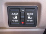 狭い駐車場や壁際でもドアをぶつける心配が少なく開けられる両側スライドドアです。両側共に電動で、開閉操作も楽々です!